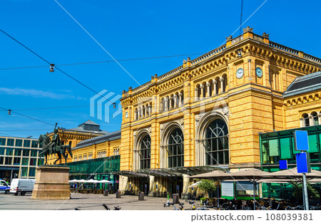 Central railway station of Hanover in Lower Saxony, Germany 108039381