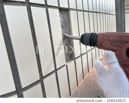 During the re-laying work, I used a vibrating drill to scrape the tiles cleanly. During the re-laying work, I used a vibrating drill to scrape the tiles cleanly. 108039825