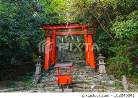 Torii gate and old natural stone steps of Kamikura Shrine (Shingu City, Wakayama Prefecture) 108040041