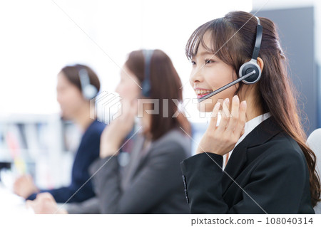 一名女子在呼叫中心工作 108040314
