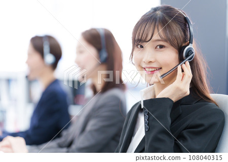 一名女子在呼叫中心工作 108040315