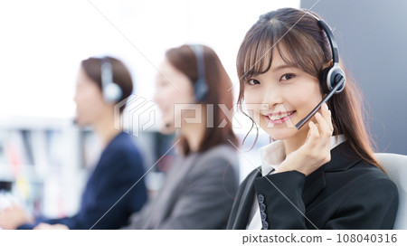 一名女子在呼叫中心工作 108040316