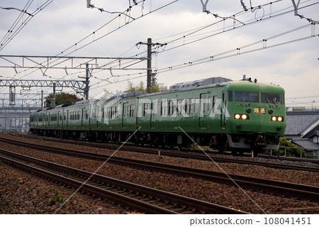 6 decommissioned 117 series cars running on the Tokaido Main Line 108041451
