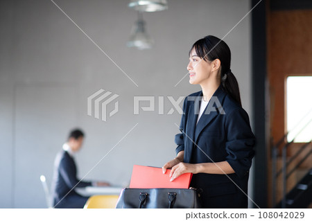 外出的女商人 外出的女商人 108042029