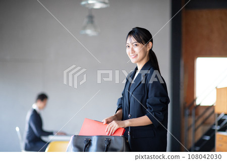 外出的女商人 108042030
