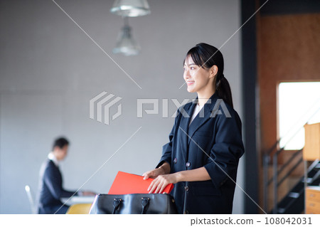 外出的女商人 外出的女商人 108042031