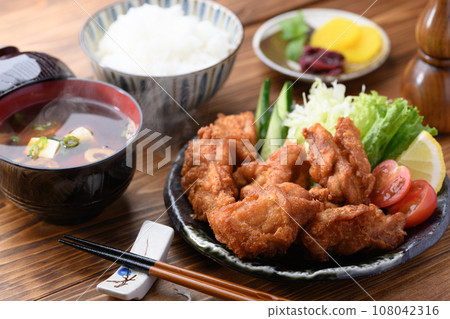 Fried chicken Classic chicken dish Fried chicken set meal Comes with salad, miso soup, and red soup stock Crispy fried chicken 108042316