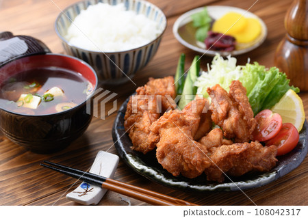 Fried chicken Classic chicken dish Fried chicken set meal Comes with salad, miso soup, and red soup stock Crispy fried chicken Fried chicken Classic chicken dish Fried chicken set meal Comes with salad, miso soup, and red soup stock Crispy fried chicken 108042317