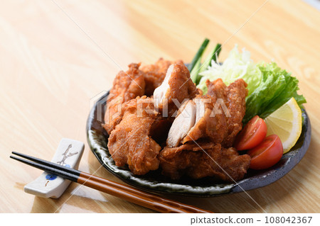 炸雞 經典的雞肉菜餚 脆皮炸雞 108042367