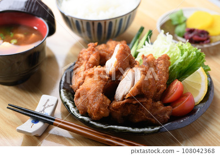 Fried chicken Classic chicken dish Fried chicken set meal Comes with salad, miso soup, and red soup stock Crispy fried chicken Fried chicken Classic chicken dish Fried chicken set meal Comes with salad, miso soup, and red soup stock Crispy fried chicken 108042368