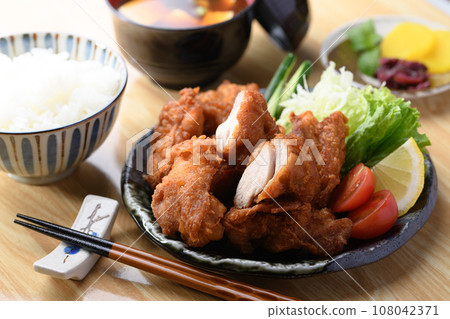 Fried chicken Classic chicken dish Fried chicken set meal Comes with salad, miso soup, and red soup stock Crispy fried chicken Fried chicken Classic chicken dish Fried chicken set meal Comes with salad, miso soup, and red soup stock Crispy fried chicken 108042371