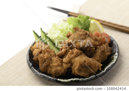 炸雞 經典雞肉菜餚 脆皮炸雞 白色背景 炸雞 經典雞肉菜餚 脆皮炸雞 白色背景 108042414