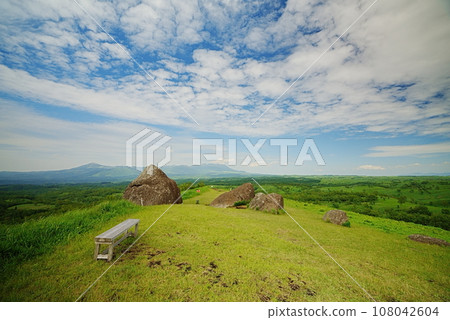從阿蘇國立公園的大石山 (Oshido Stone Hill) 欣賞草原和藍天的壯麗景色 108042604