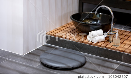 Foot care treatment service in massage spa 108042807