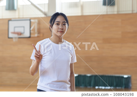 穿著運動服的精力充沛的女高中生 108043198