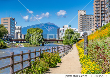 Kitakami River and Mt. Iwate seen from Kaiun Bridge, Kaiun Bridge flowerbed and promenade, the main entrance to Morioka 108045595