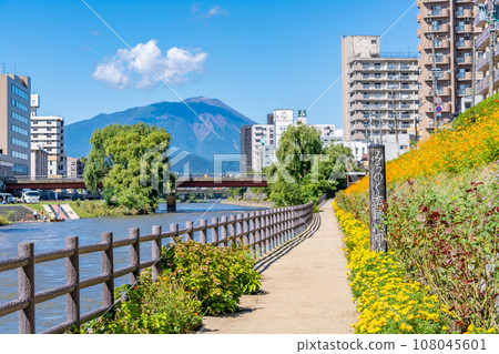 從開雲橋看到的北上川和岩手山、開雲橋花壇和散步道、盛岡的正門 108045601