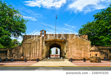 Puerta del Conde, an ancient gate in Santo Domingo, the capital of Dominican Republic 108045830
