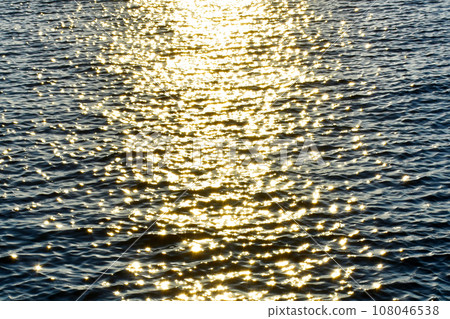 海浪在夕陽的照射下閃閃發光 108046538
