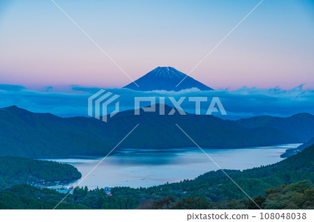 [Kanagawa Prefecture] Mt. Fuji with its first snow cap from Hakone Daikanzan 108048038