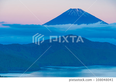 [Kanagawa Prefecture] Mt. Fuji with its first snow cap from Hakone Daikanzan 108048041