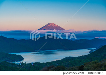 [Kanagawa Prefecture] Mt. Fuji with its first snow cap from Hakone Daikanzan 108048045
