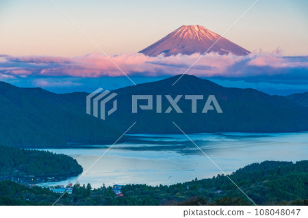 [Kanagawa Prefecture] Mt. Fuji with its first snow cap from Hakone Daikanzan 108048047