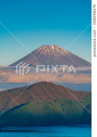 [Kanagawa Prefecture] Mt. Fuji with its first snow cap from Hakone Daikanzan 108048076