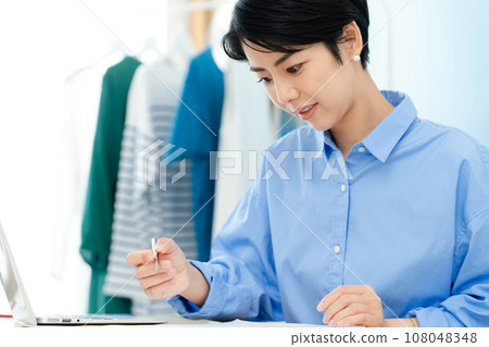 在家工作的自營職業女性 108048348