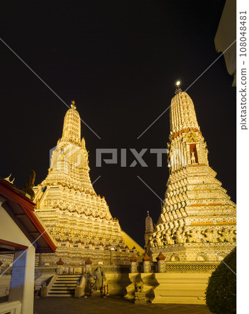 曼谷，泰國 - 鄭王廟夜間照明 / 鄭王廟，曼谷 108048481