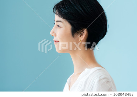 Profile of a woman blown by the wind 108048492