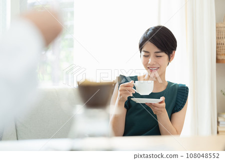 在客廳喝咖啡的女人 108048552