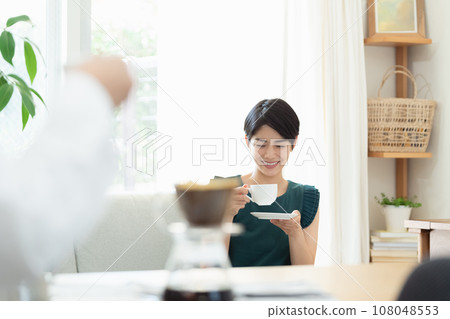 在客廳喝咖啡的女人 108048553