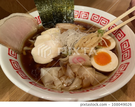 清淡爽口的中國式拉麵:醬油拉麵,湯底清澈。 清淡爽口的中國式拉麵:醬油拉麵,湯底清澈。 108049026