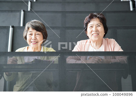 Senior woman studying at culture school 108049896