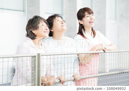 Young female caregiver caring for a senior woman 108049932