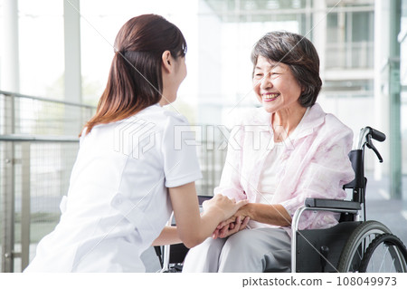 照顧老年婦女的年輕女性護理人員 108049973