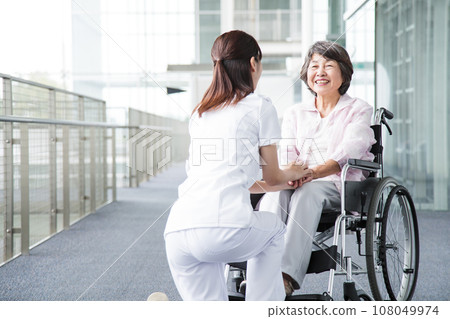 照顧老年婦女的年輕女性護理人員 108049974