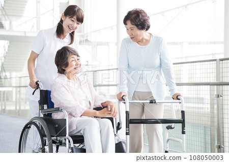 照顧老年婦女的年輕女性護理人員 108050003