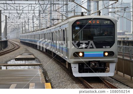 70-000 local train that runs directly through the Rinkai Line on the Saikyo Line 70-000 local train that runs directly through the Rinkai Line on the Saikyo Line 108050254