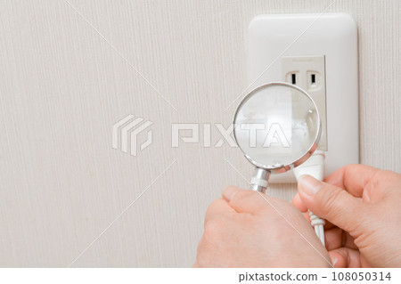[Housewife looking at the outlet with a magnifying glass] 108050314