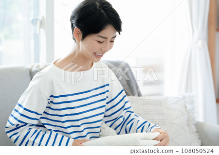 A woman doing housework with a smile A woman doing housework with a smile 108050524