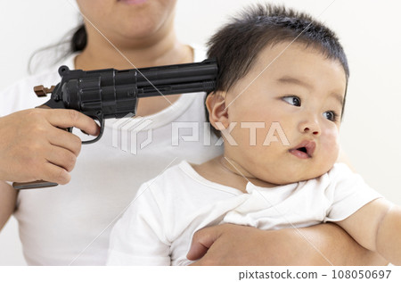 一名嬰兒（男孩，0歲，10個月大，日本人）被玩具槍擊中頭部。人質的形象 108050697