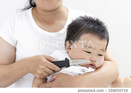 一名嬰兒(男孩,0歲,10個月大,日本人)被玩具刀擊中。人質的形象 一名嬰兒(男孩,0歲,10個月大,日本人)被玩具刀擊中。人質的形象 108050720