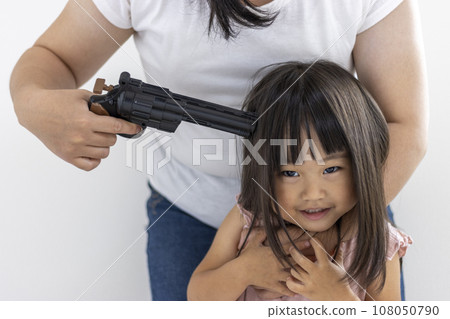 一名微笑的女孩(3歲,日本人)被玩具槍擊中頭部 一名微笑的女孩(3歲,日本人)被玩具槍擊中頭部 108050790