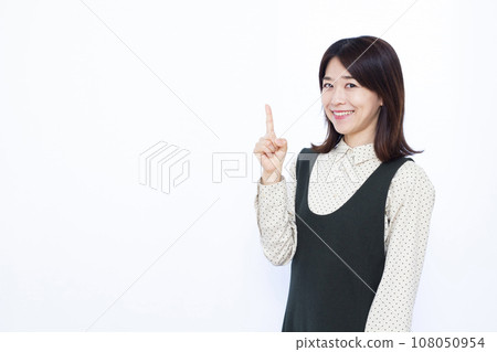 30多歲的女人舉起食指 108050954