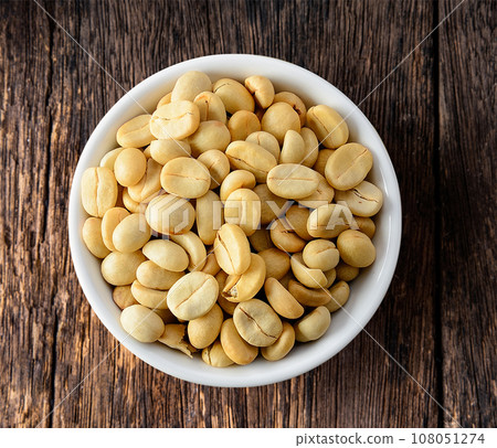 Coffee in white bowl on wooden 108051274