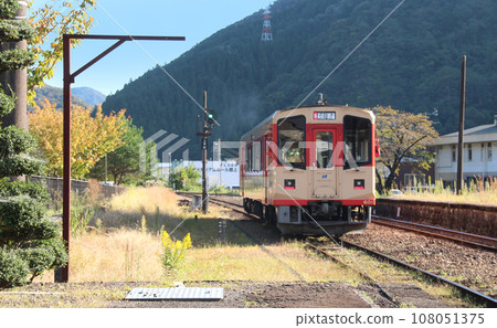 Nagaragawa Railway train departing from Gujo Hachiman Station 108051375