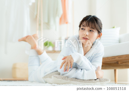Young woman relaxing in the living room 108051518