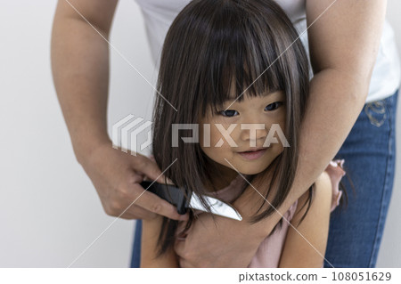 一名女孩(3歲,日本人)被玩具刀擊中。人質的形象 一名女孩(3歲,日本人)被玩具刀擊中。人質的形象 108051629